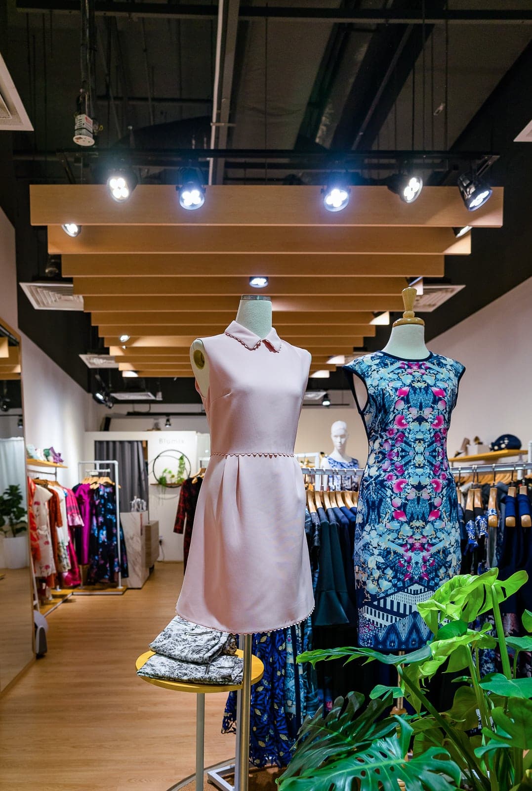 Women's Clothing Boutique: Elegant and Modern in Sensual Wood - ARTrend  Design Pte Ltd